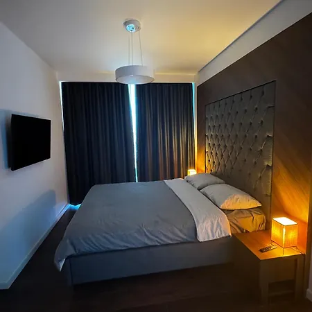 Grand Sapphire Holliday Trikomo