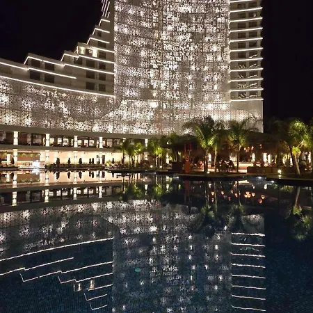 Grand Sapphire Holliday Trikomo