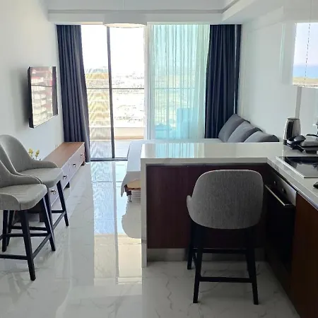 Apartment Grand Sapphire Holliday Trikomo