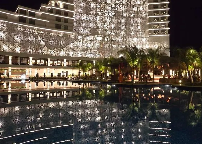 Grand Sapphire Holliday Trikomo